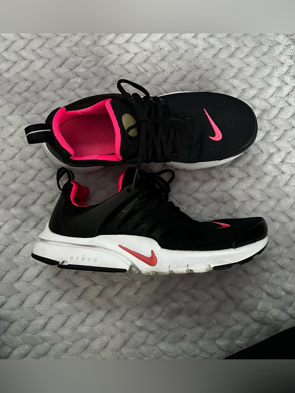 Nike Women's Black and pink presto size 5Y